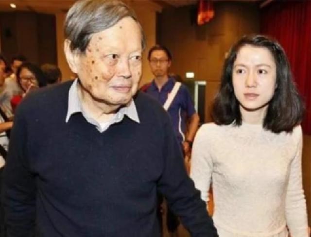杨振宁|牵手17年，99岁的杨振宁允许翁帆改嫁，但财产全部归子女所有
