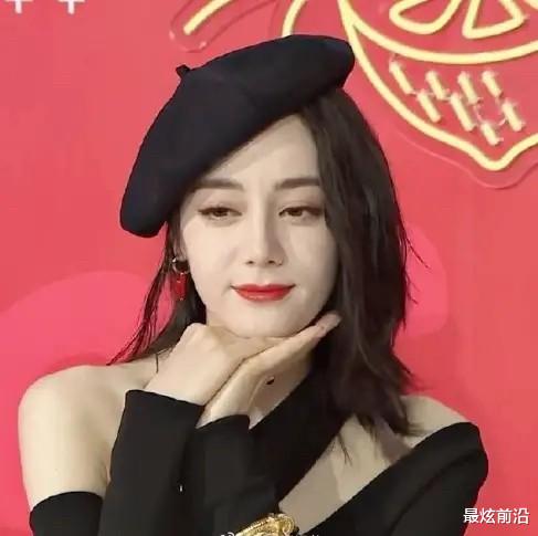 最炫前沿|被迪丽热巴的生图美翻了！穿露肩装配贝雷帽可盐又可甜，是真女神