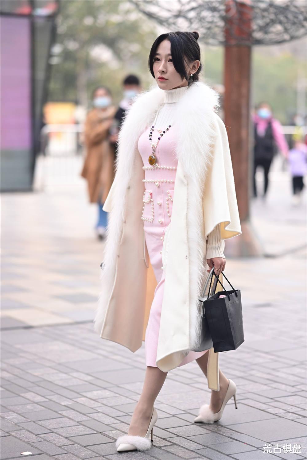 荒古棋盘 又到了秋冬时节，时尚美女选择大衣搭配，你会选择什么款式？