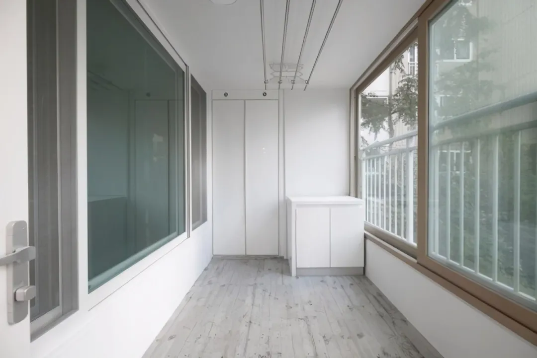 没想到,阳台还可以这样封,开放和封闭随意切换,明亮舒适又安全