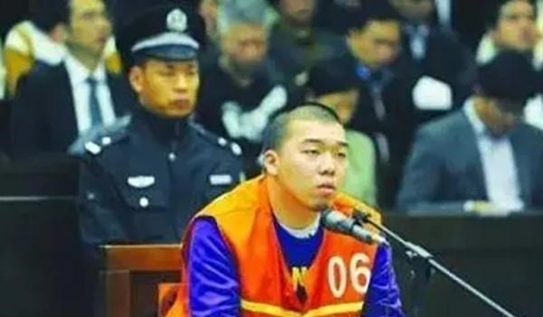 男子醉酒归家吵架后菜刀杀妻,一审死缓再伤狱友获死刑