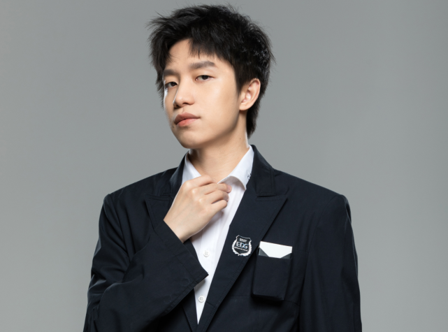 Uzi|Uzi迎来回归！厂长却回到了教练席！传奇对决成为了奢望！