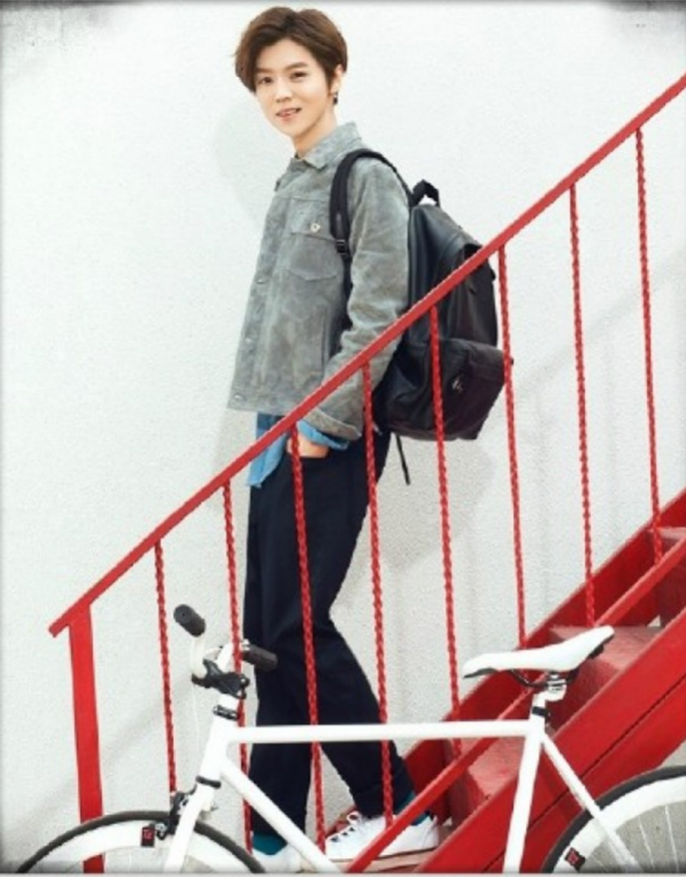 潮流搭配师甜甜|鹿晗“金色卷毛”发型真显嫩,复古造型散发英伦风,简单却有质感