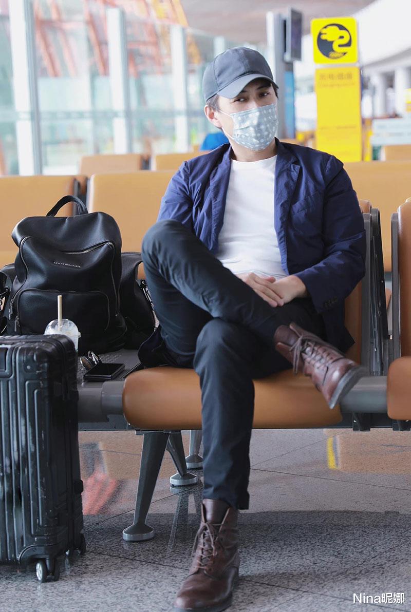 Nina昵娜|“老干部”靳东罕见露面，穿西装长裤瘦一圈，赶飞机累在椅子上打盹