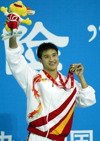 田亮|田亮退役14年再次跳水，场地简陋动作依旧标准，发福身材成亮点