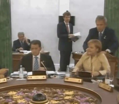 乔治·沃克·布什|小布什有多尴尬？15年前为默克尔“按摩肩膀”，吃饼干被噎住昏倒
