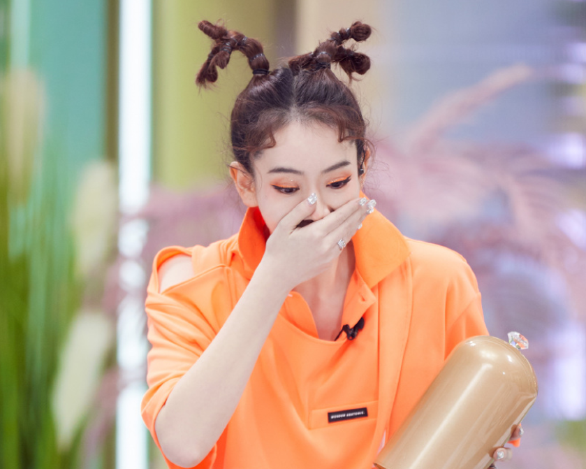 戚薇|40厘米高跟鞋长啥样？戚薇拍大片不敢走路，助理背过河被骂耍大牌