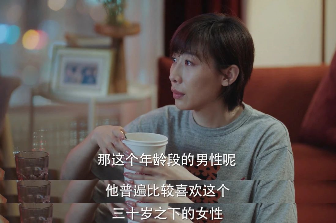 周雨彤|周雨彤主演的《我在他乡挺好》上线，网友：这领导脑子有坑吧