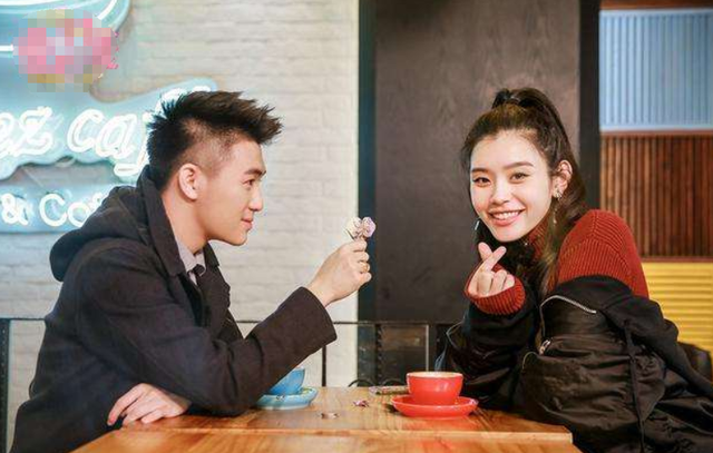 奚梦瑶|奚梦瑶二胎得女，何猷君晒一家四口同框照，小女儿粉雕玉琢太可爱！