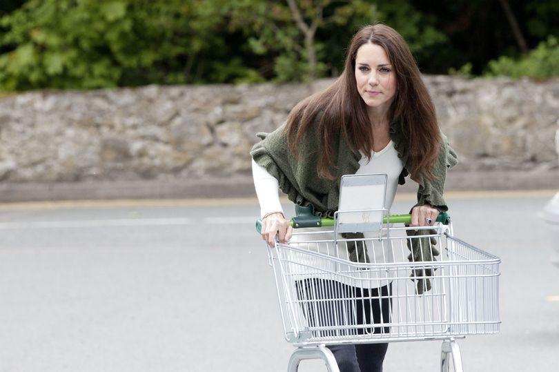 爱买买买的百万姐 凯特王妃现身平价超市,穿衣朴素妆容淡雅,低调出行买万圣节装饰