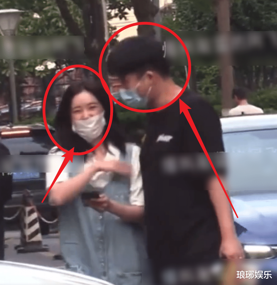 阚清子|又一当红女星恋情曝光，二人当街牵手好甜，女方等前任7年好遗憾