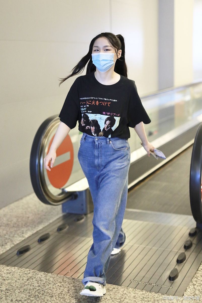 牛仔裤 金靖平时看着就像个孩子，扎双马尾辫，感觉更稚嫩了，真招人喜欢