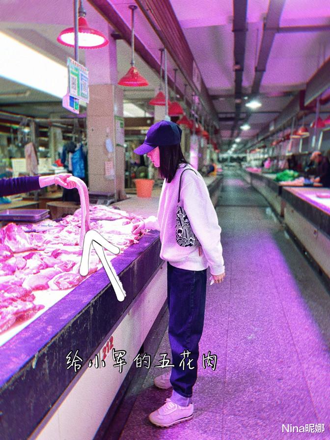Nina昵娜 董洁逛菜市场！穿卫衣配牛仔裤角落啃红薯，少女打扮不像家庭主妇