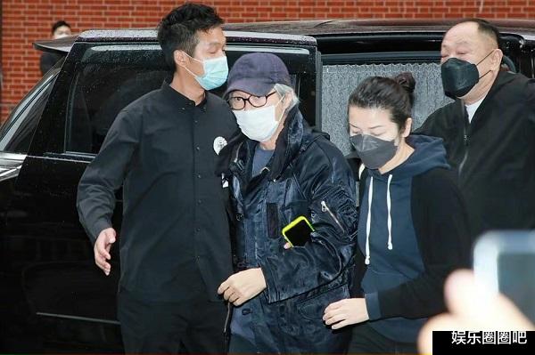 周星驰|周星驰终于来了！现身达叔葬礼送老搭档最后一程，脸色苍白神情悲戚