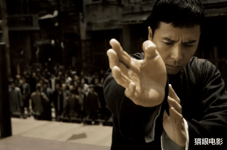 甄子丹|58岁甄子丹新片造型绝了！墨镜配拐杖像盲人，网友：巴黎限定跛豪