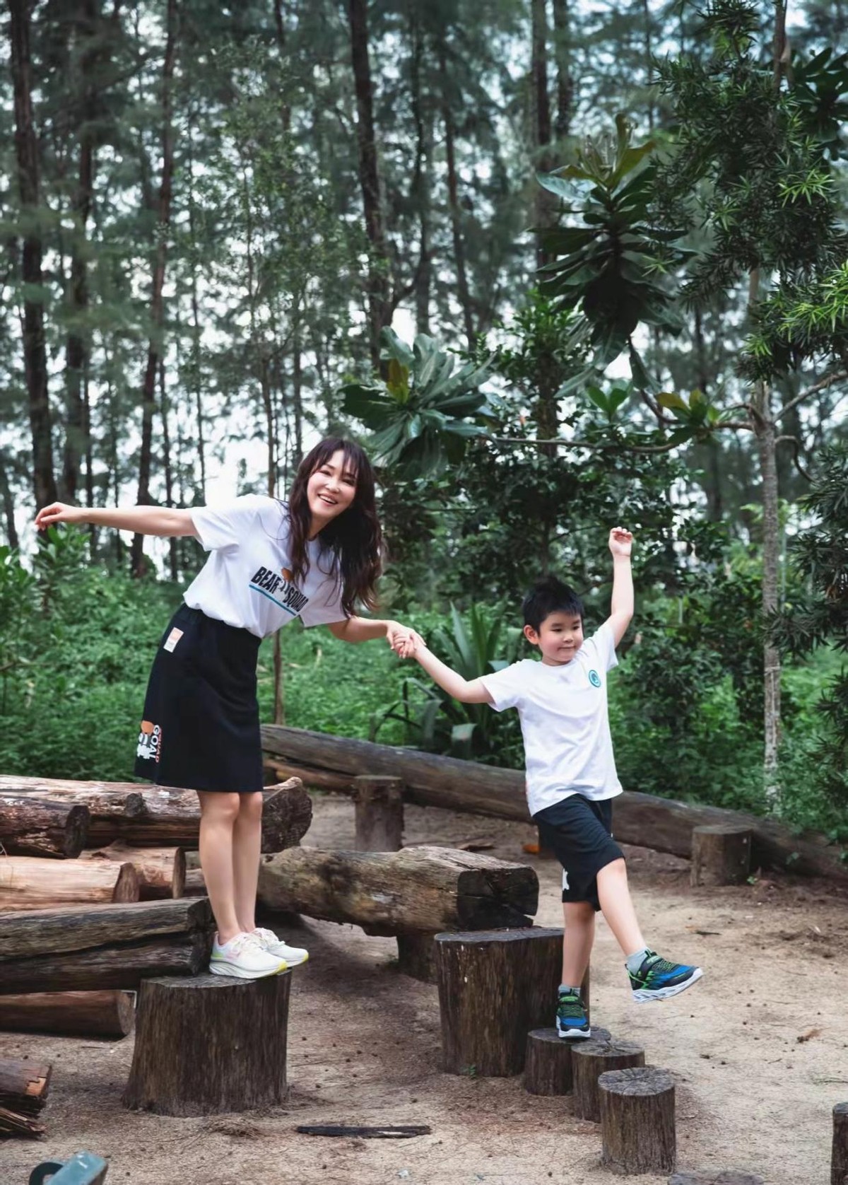 范文芳|50岁范文芳晒与儿子亲密合影！穿短裙秀白细长腿，皮肤紧致似少女