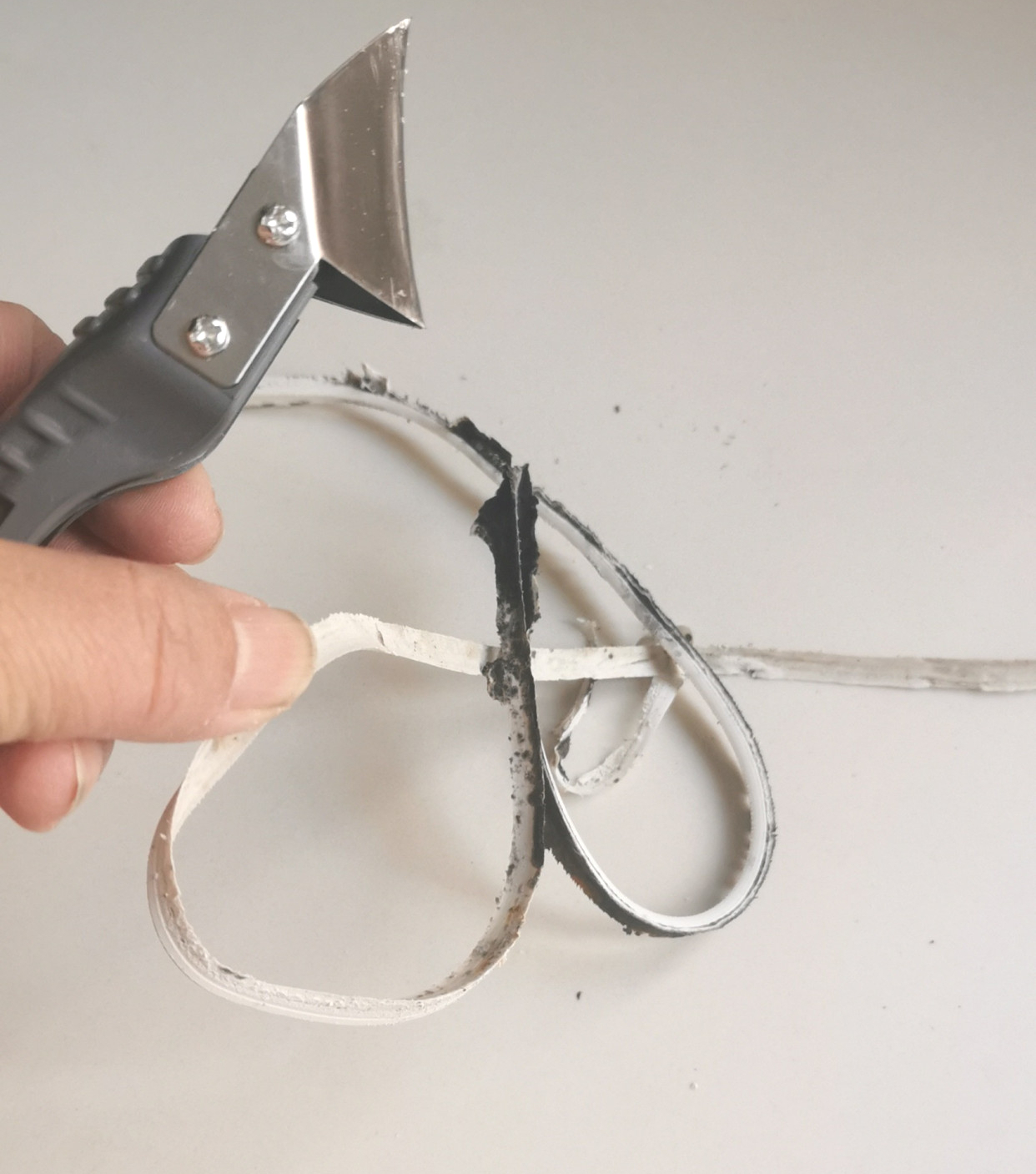 同样是小卫生间，看看人家的马桶边布置，干净利落、清清爽爽！