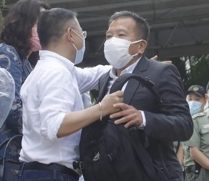 情窦初开的青春|陈振聪刑满出狱激动与儿子拥抱庆祝，仍不放弃争夺龚如心千亿遗产