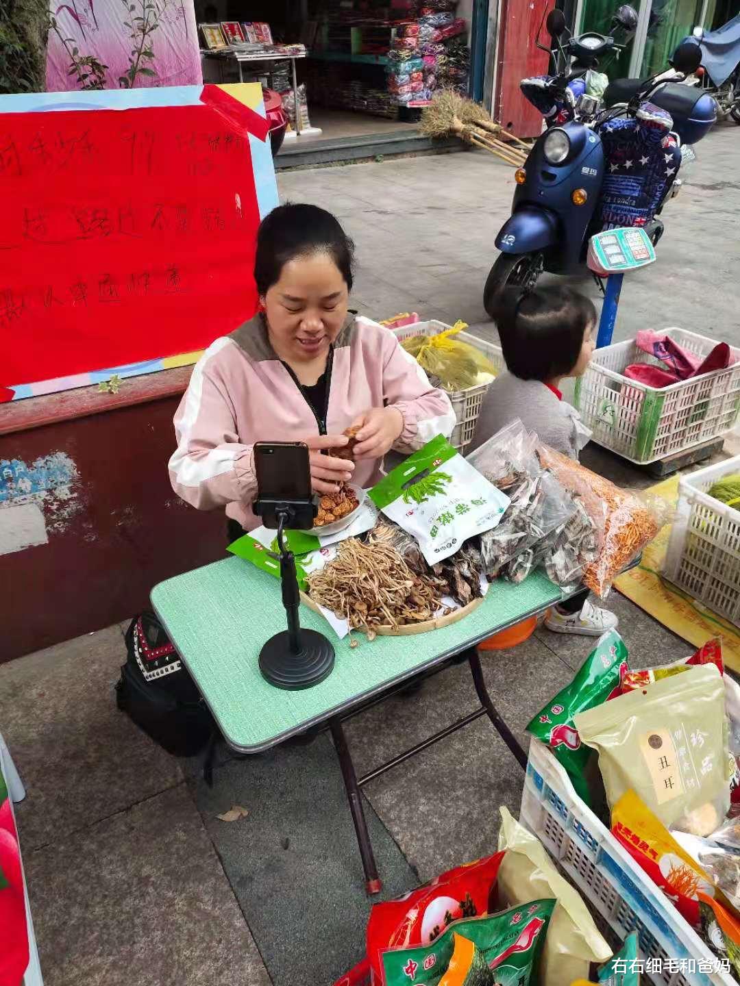 右右细毛和爸妈|4岁孩子：“妈妈，如果很累了，还要不要坚持？”妈妈用行动回答