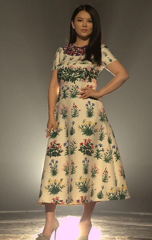 白小白的衣橱|李湘瘦的时候还真挺好看的,一袭花花裙秀身材,但看着挺有气场