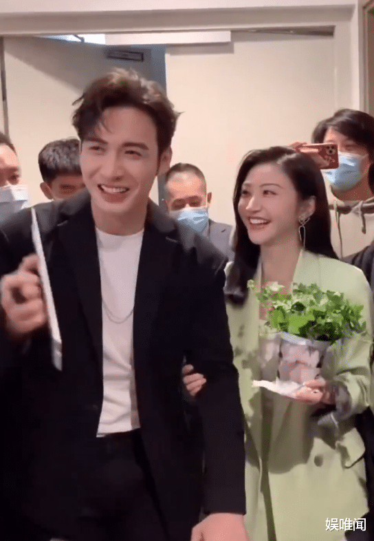 景甜|路人镜头下的景甜和张彬彬：景甜法令纹深，张彬彬本人比剧中还帅