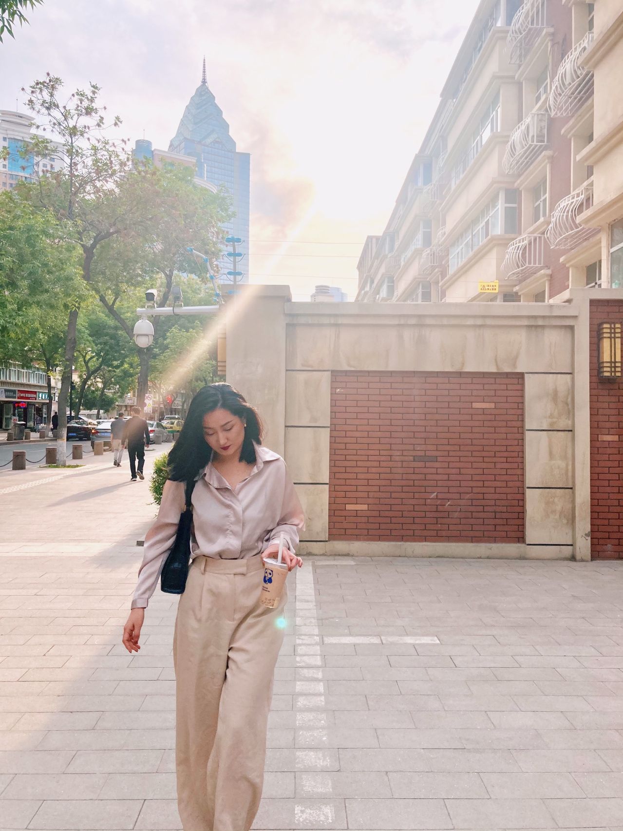 淘宝|公司聚餐，如果领导帮你盛汤，你会顺手接过来还是直接说声谢谢？