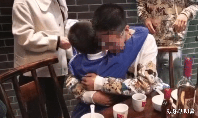 |孙家俩儿待遇差别太大！哥哥孙卓开心滑旱冰，弟弟孙辉在家刷碗