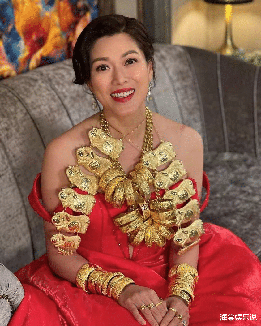 刘诗诗|林淑敏剧中凤冠霞帔好耀眼!脖挂十几斤金饰,网友:一座移动金库
