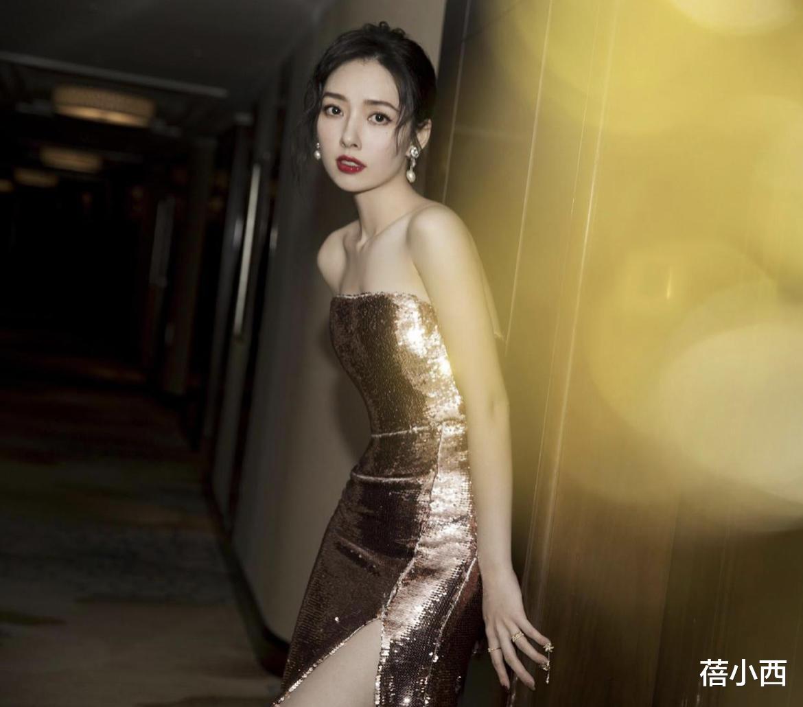 蓓小西|郭碧婷受了什么刺激？穿条纹衬衫配脏辫，风格前卫不像豪门媳妇