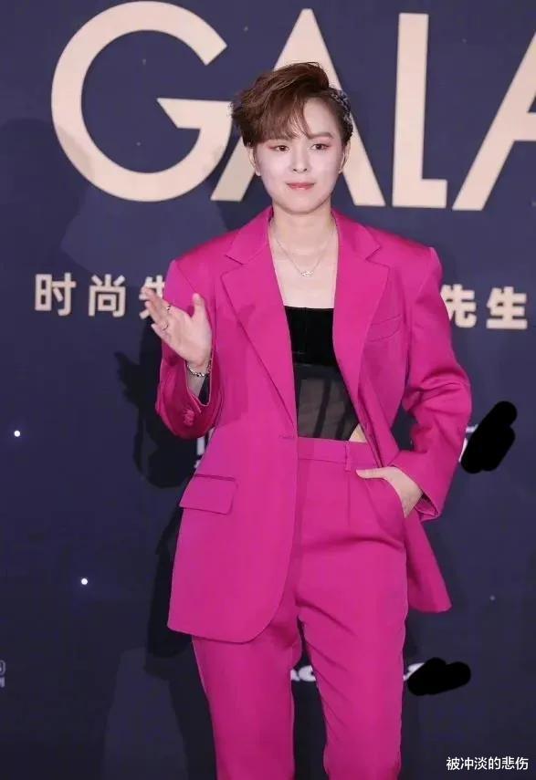 龚俊|时尚先生盛典场外花絮：王嘉尔西装重40斤，龚俊化身“火龙果”