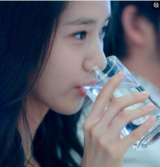 赵丽颖|女明星的手，赵丽颖的手是比较肉肉的那种，就是大家常说的包子手啦~