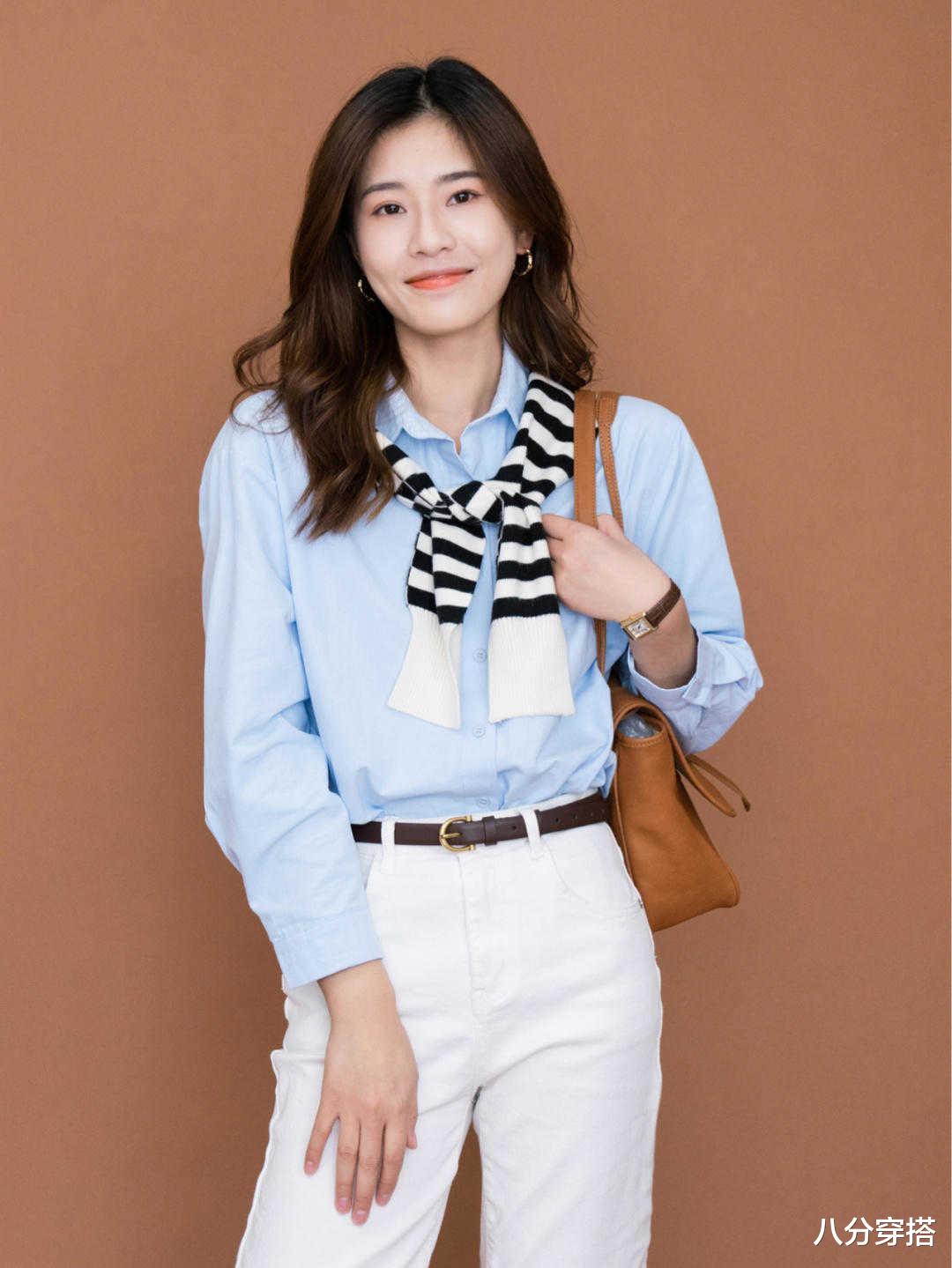 八分穿搭|秋季，基础款怎么穿出高级感？外套搭配碎花裙清新减龄，优雅随性