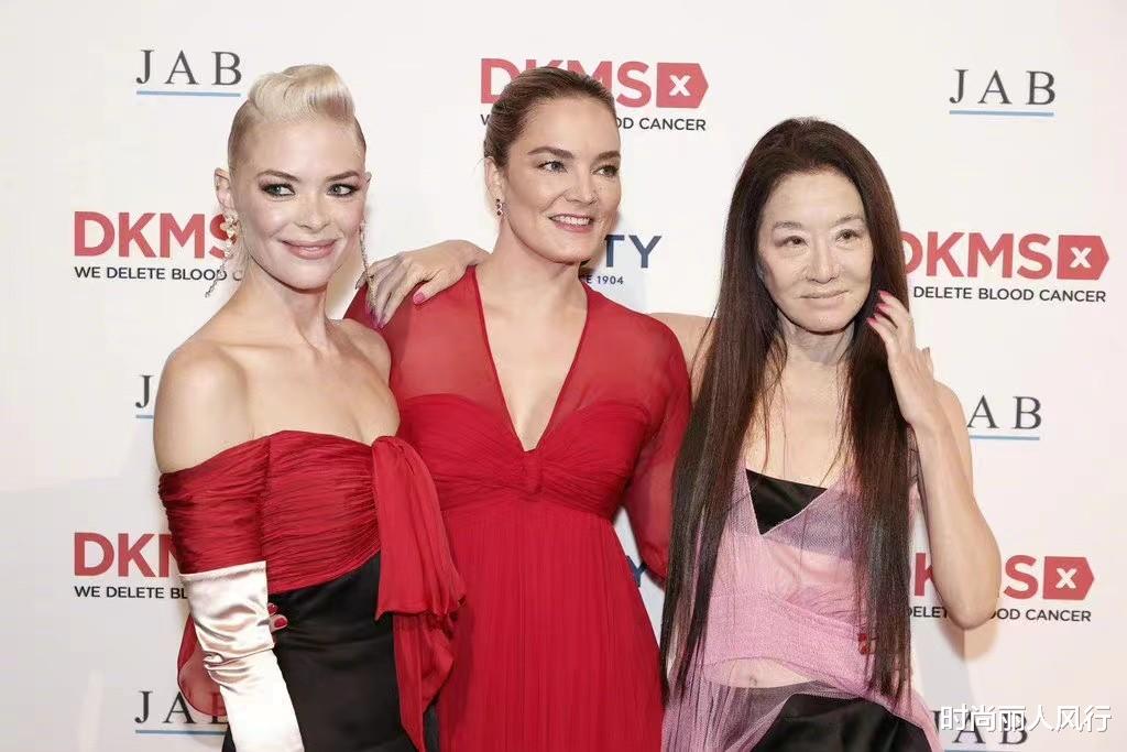 时尚丽人风行 72岁王薇薇穿婚纱走红毯！这次造型更大胆，直接露出内衣秀身材