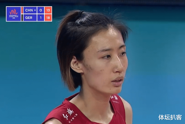 郎平|中國(guó)女排業(yè)余一幕：發(fā)球低級(jí)失誤，郎平場(chǎng)邊無(wú)語(yǔ)，裁判都被騙了