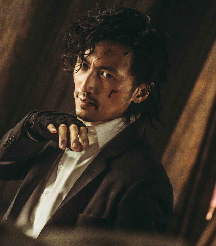 谢霆锋|41岁谢霆锋穿藏袍与丁真草原骑马，两人赛马比赛，背着竹篓筐感受当地生活