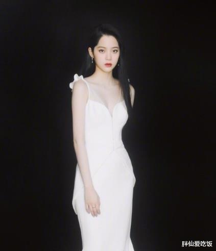 李沁|欧阳娜娜终于“熟了”穿深V礼裙曲线好美，范丞丞有福了