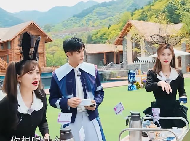 赵本山|《奔跑吧》最惊喜的嘉宾,长腿出镜3秒钟被认出,蔡徐坤都围着她