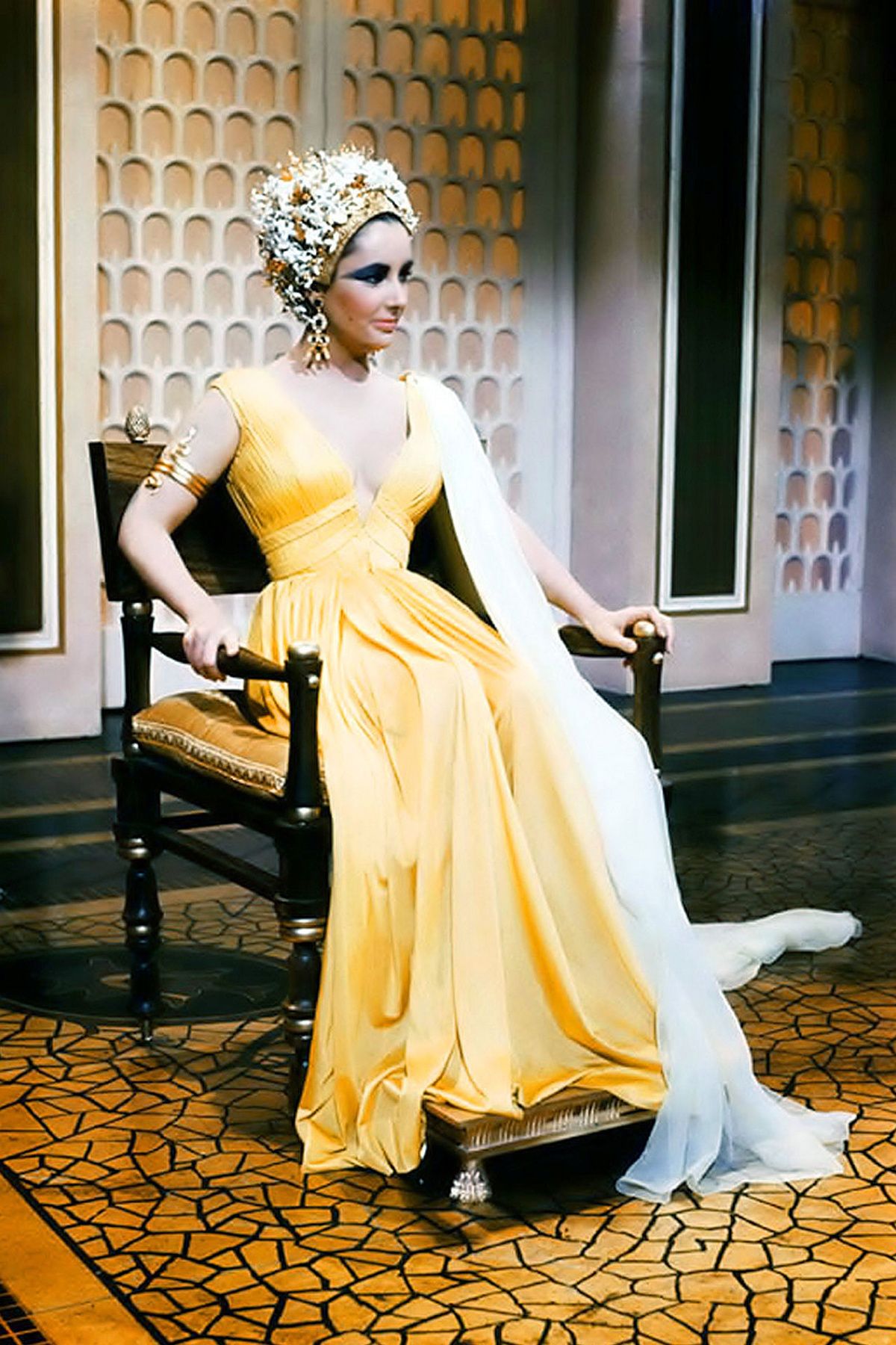 伊丽莎白·泰勒|《埃及艳后》服装：不符合历史，但强调了伊丽莎白·泰勒的美丽。