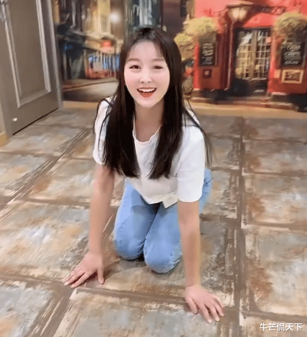 豪门明星|嘎子与小8岁娇妻同框，身材窈窕蝎子腿惊艳，豪宅奢华大到能练武