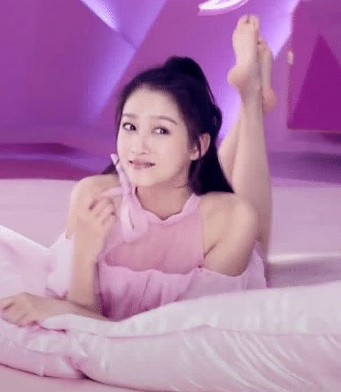 关晓彤|关晓彤拍摄“卫生巾”广告, 未P图照曝光, 提臀那一刻被撩了