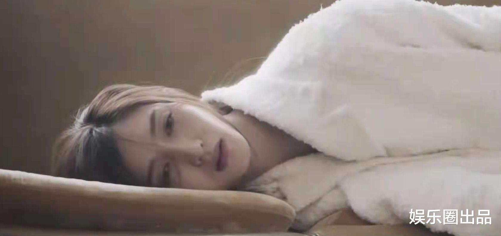 江疏影|江疏影“红秀大片”,穿白裙躺在桌子上凹造型,眼神犀利状态撩人