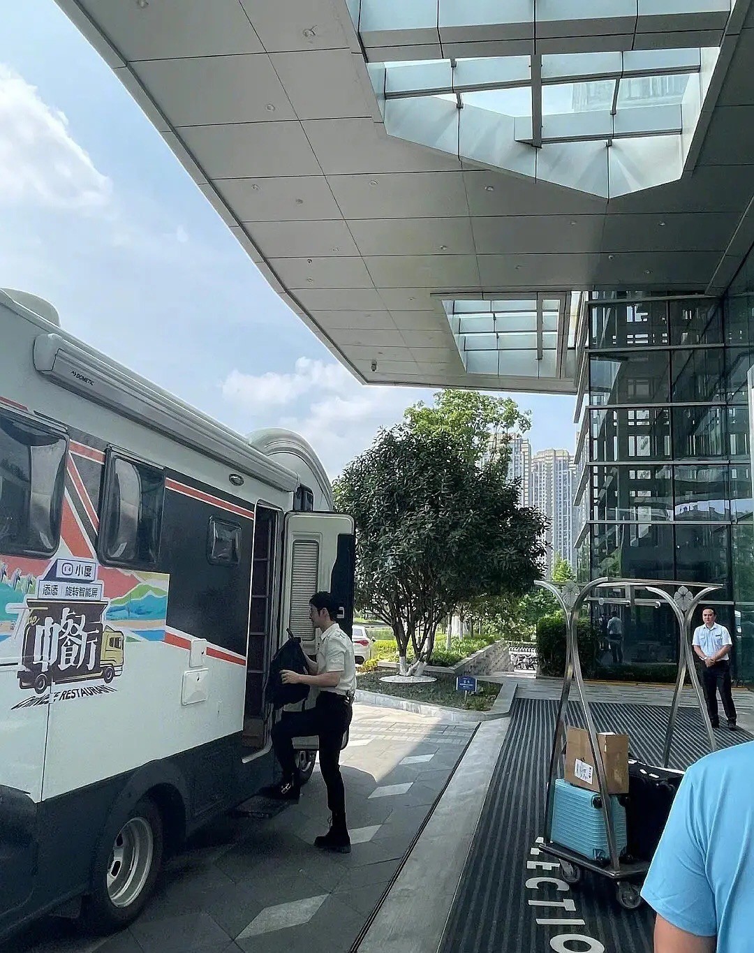 西装|新一季《中餐厅》终于开录！黄晓明穿“霸总风”没翻车，哪像43岁