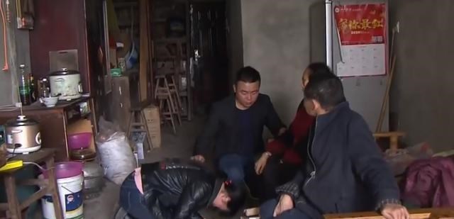 挖掘机|两家人为建新房大打出手，亲人耍横变仇人，三年没让动工