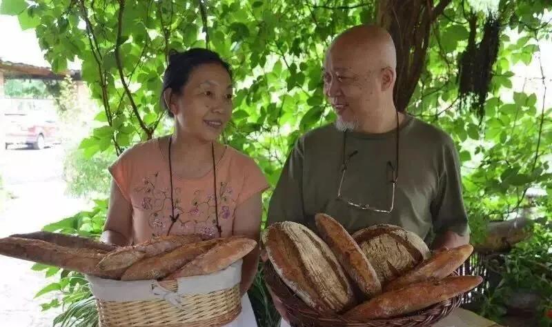 呼呼让我觉得心在跳 央视退休后，这对夫妻靠面包火到法国！慕了：这才是向往的生活