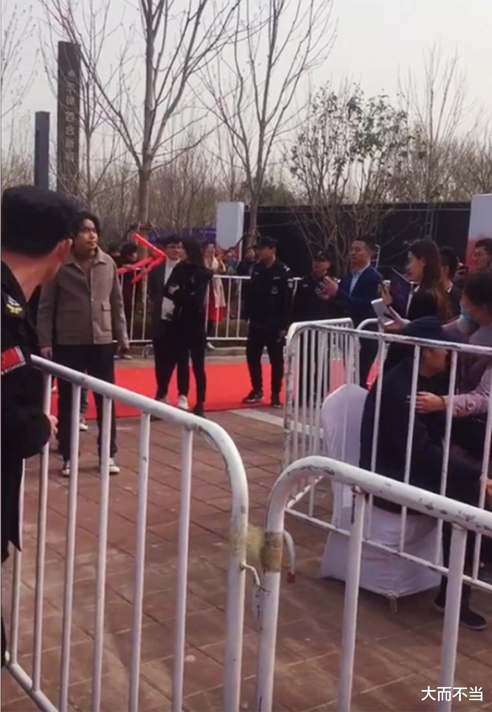 许知远|昔日天团沦落乡镇走穴,失去李健的水木年华,为何如此落魄?