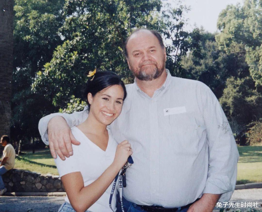 美国|梅根在美国街头恶搞,蹲在地上吃薯片,被父亲批评:愚蠢的噱头!