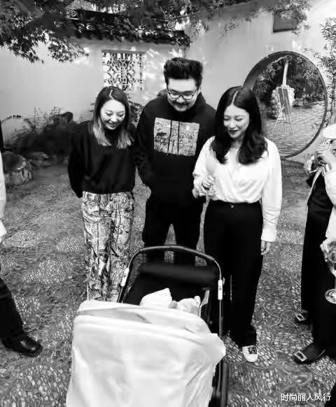 时尚丽人风行 朱珠聚齐京圈大咖为女儿取名！排场太大，她穿白衬衣亮相最出风头