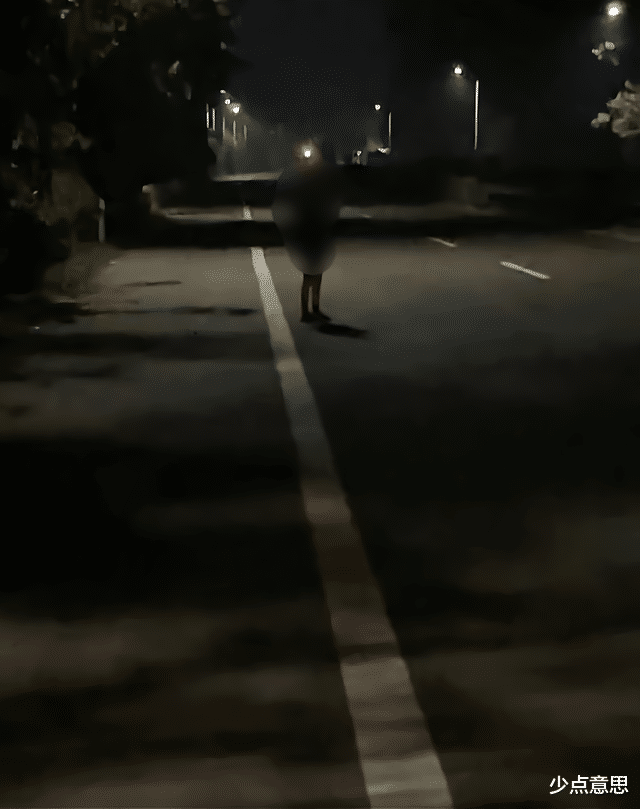 安徽 安徽：男子深夜路遇裸奔女子，驾车离去后不放心，特意掉头送衣服