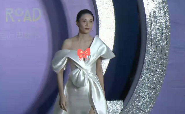 电影节|央视电影节生图比美:主持团颜值惊艳,余男穿深V,女团肤色暗淡