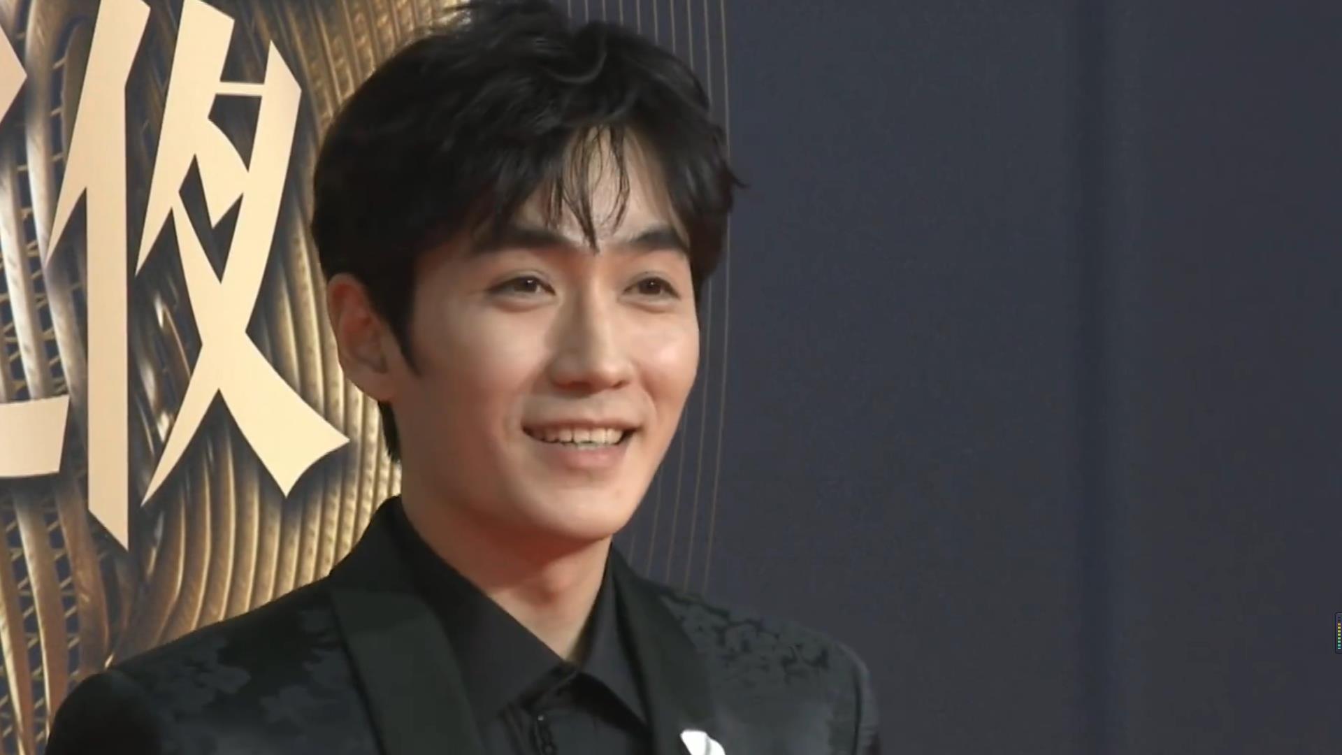 王一博|高清镜头下的男星红毯，肖战脸型奇怪，王一博变短腿，蔡徐坤才叫“原形毕露”